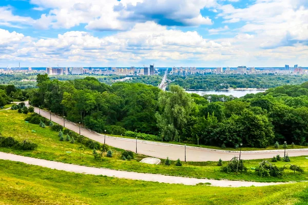 Kiev Park ebedi zafer Hidropark köprü ve bulutlu gökyüzü arka plan Manzaralı