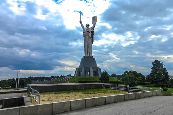 Київ Navodnitsky Парк Батьківщину Пам Ятник Статуя Проведення Меч Щит — стокове фото