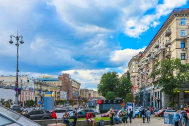 Kiev Bessarabsky Market Square Street yürüyüş insanlar ve bulutlu gökyüzü arka plan ile