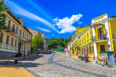 Kiev Old Town Andriyivsky iniş Street Hediyelik eşya dükkanları ile mavi gökyüzü arka plan