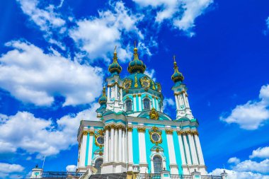Kiev Old Town Saint Andrew's kilise tepe ile Frontal düşük açılı görünümü mavi gökyüzü beyaz bulutlar arka plan üzerinde