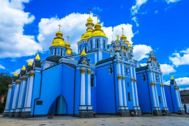 Kiev Saint Michael'ın altın kubbeli manastır kilisesi yan görünüm