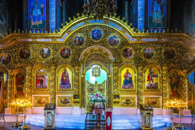 Kiev Saint Michael'ın altın kubbeli manastır kilisesi iç sunak ikonostasisin önden görünümü
