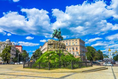 Mavi gökyüzü beyaz bulutlar arka plan ile Kiev Sofiyivska Meydanı Bohdan Khmelnytsky'e anıt yan görünüm