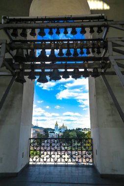 Kiev Sophia'nın katedral çan kulesi pencere görünümünü Saint Michael'ın altın kubbeli manastır kompleksi