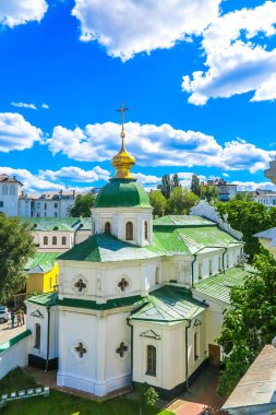 Kiev Sophia'nın katedral yüksek açılı görünüş Saint Prens Yaroslav Kilisesi yeşil kubbe altın haç ile renkli