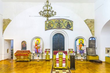 Kiev Sophia'nın katedral kilise sunak görünümü ile Tanrı İsa Mesih ve avize simgeleri