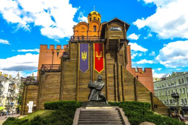 Kiev Golden Gate Zoloti Vorota yan görünüm Yaroslav bilge anıt tutarak onun elinde bir kilise ile