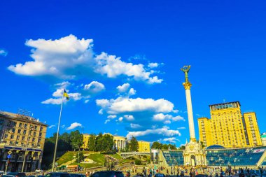 Kiev bağımsızlık Meydanı anıt Maidan Nezalezhnosti bayrak direğine ve mavi gökyüzü arka plan bayrak sallayarak Ukrayna ile