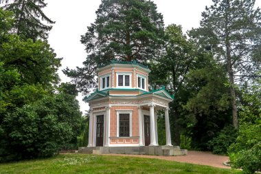 Uman Botanik Bahçesi Sofiyivka Ulusal Park Türkçe peyzaj bahçe köşk yan görünüm