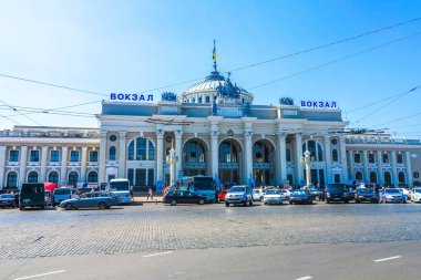 Odessa merkez tren istasyonu ön görünüm arabalar ve binanın önünde otobüs otopark