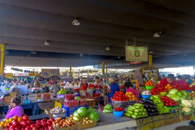 Odessa Privoz Market mağazaları insanlarla satan sebze ve meyve