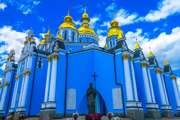 Kiev Michael Golden Domed Monastery Church Side Con Estatua Santo — Foto de Stock