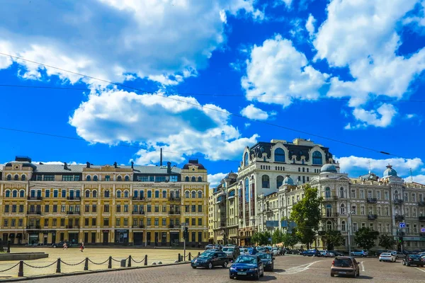 Kiev Sofiyivska Square Edificios Neoclásicos Multinivel Con Calle Tráfico Ocupado — Foto de Stock
