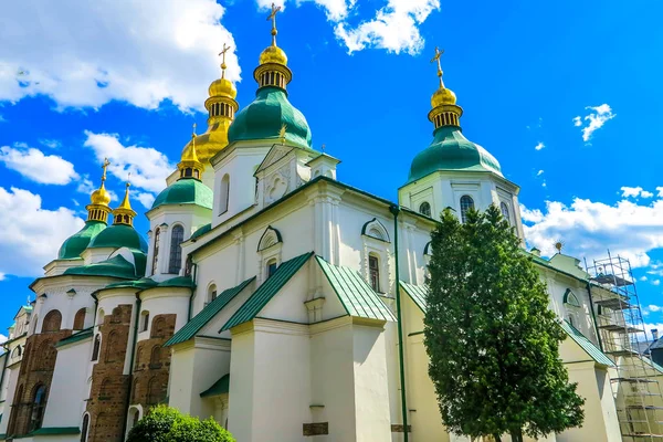 Kiev Sophia Kathedraal Zijaanzicht Met Blauwe Hemelachtergrond Witte Wolken — Stockfoto