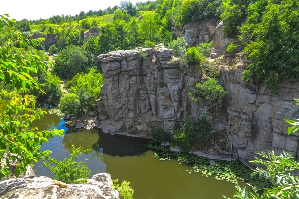 Buky Village Canyon Rio Hirskyi Tikych Com Penhasco Rochoso Floresta — Fotografia de Stock