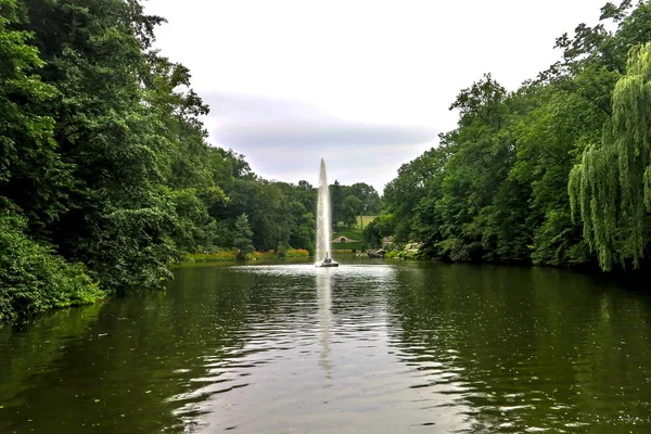 乌曼植物园索菲耶夫卡国家公园英国景观花园尼日尼斯塔夫湖喷泉 — 图库照片