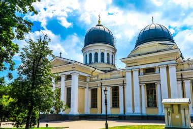 Odessa Spaso Preobrazhensky katedral yan görünüm kubbe ve altın haç ile