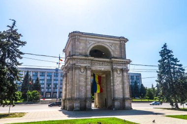 Chisinau büyük ulusal Meclisi Square Moldova bayrağı sallayarak ile zafer kemer yan görünüm