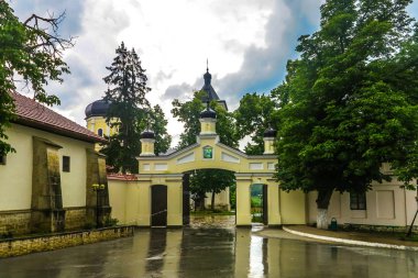 Capriana Manastırı karmaşık ana kapısı giriş görünümü ile yağmurlu bulutlar