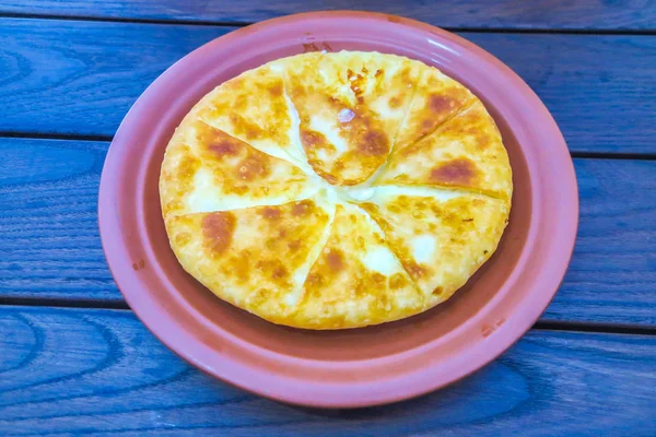 Moldavo Tradizionale Placinta Pasticceria Salata Ripiena Formaggio Piatto Ceramica Colore — Foto Stock