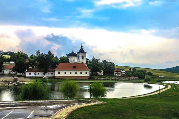 Complexe Monastère Capriana Vue Complète Avec Lac Paysage Jour Nuageux — Photo