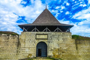 Hotin Kalesi karmaşık ana kapısı girişinde ön görünüm