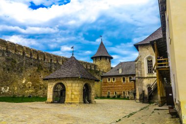 Hotin Kalesi karmaşık Courtyard Pavilion mavi gökyüzü bulutlu arka plan ile