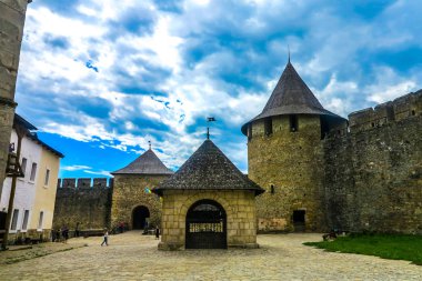 Hotin Kalesi karmaşık Courtyard Pavilion mavi gökyüzü bulutlu arka plan ile