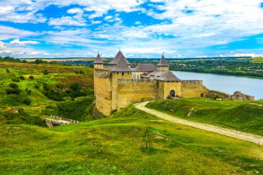 Hotin Kalesi karmaşık tam Dnister nehir ve peyzaj Manzaralı