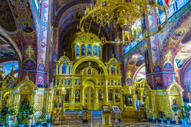 Chernivtsi kutsal yükseliş Banchensky Manastırı katedral kilise iç ana ikonostasisin avize görünümü