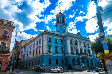 Chernivtsi Tsentralna Central Square Ratusha Belediye Binası yan görünüm