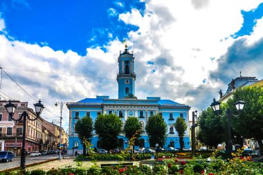 Chernivtsi Tsentralna Central Square Ratusha Belediye Binası önden görünümü