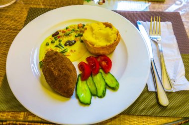 Ukrayna dili geleneksel tavuk Kiev Kotlet Cotelette de Volaille bir beyaz tabakta