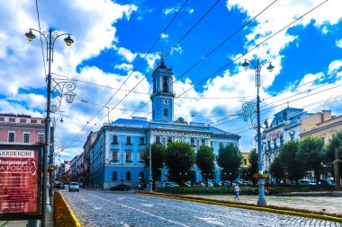 Chernivtsi Tsentralna Central Square Ratusha Belediye Binası yan görünüm