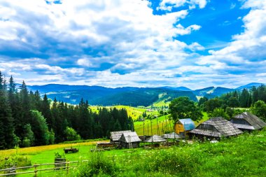 Ukraynalı Karpat Dağları tipik ortak Köyü peyzaj manzaralı ve mavi gökyüzü beyaz bulutlar arka plan