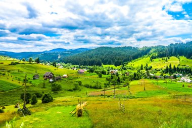 Ukraynalı Karpat Dağları tipik ortak Köyü peyzaj manzaralı ve mavi gökyüzü beyaz bulutlar arka plan