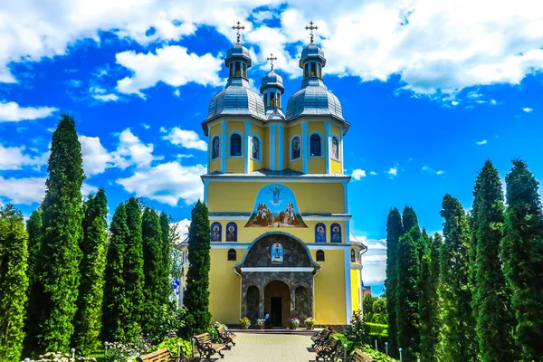 Chernivtsi Heilige Himmelfahrt Banchensky Kloster Gelb Gefärbte Kirche Vorderansicht — Stockfoto