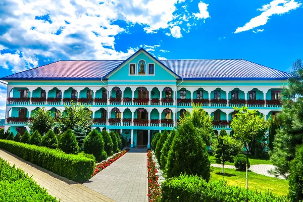 切尔尼夫齐神圣的阿森松 班琴斯基修道院修道院正面景观 — 图库照片