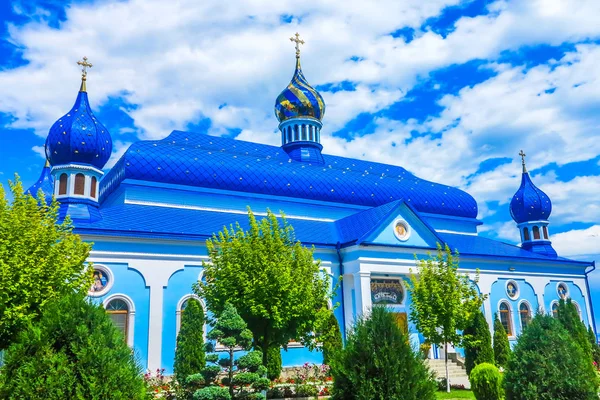 青色屋根ビュー チェルニウツィー聖昇天 Banchensky 修道院教会 — ストック写真
