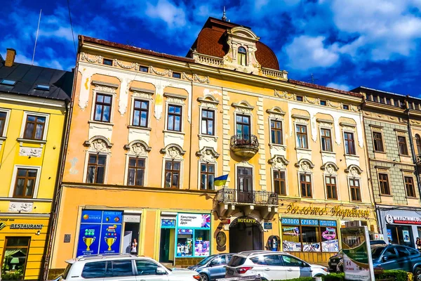 Chernivtsi Tsentralna Central Square çoklu seviyeli neoklasik bina