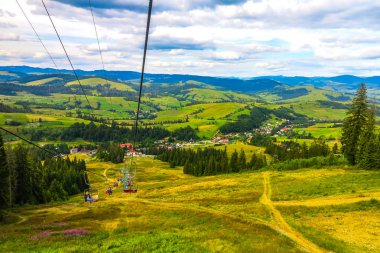 Pylypets Ski Resort panoramik vadi teleferik ve yaz aylarında Ukrayna Karpat Dağları