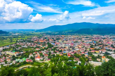 Nefes kesen panoramik bütün şehir ve Karpat Dağları Khust kalesi kalıntıları