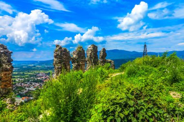 Khust Closeup görünümü Kalesi'nin şehrin panoramik manzaralı duvar kalıntıları