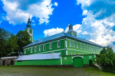 Mukachevo Saint Nicholas Monastery olağanüstü yeşil renkli duvarlar ve kilise çan kulesi görünümü