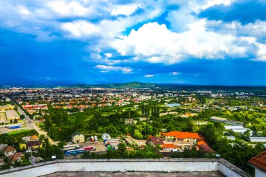 Mukachevo panoramik Cityscape görünümü ile mavi gökyüzü beyaz bulutlar arka plan Palanok Castle