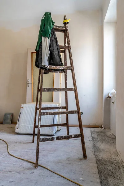 Lege houten ladder — Stockfoto