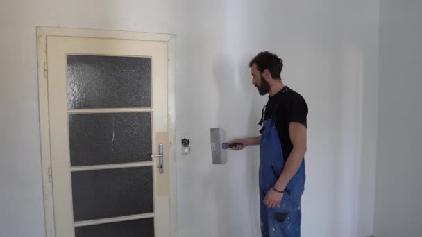 Trabalhador de pintura de parede 01 — Vídeo de Stock