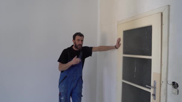 Trabajador de pintura de pared 04 — Vídeo de stock