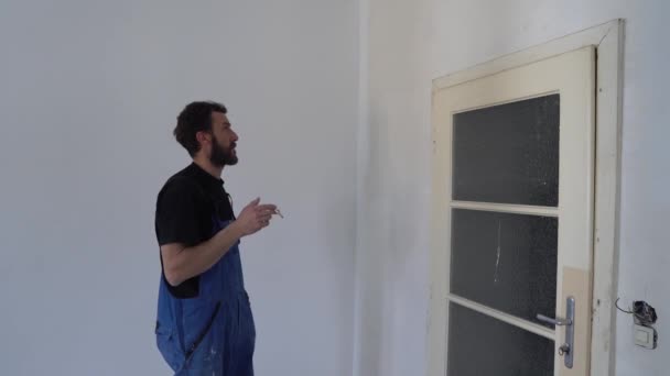 Trabalhador da pintura de parede 05 — Vídeo de Stock